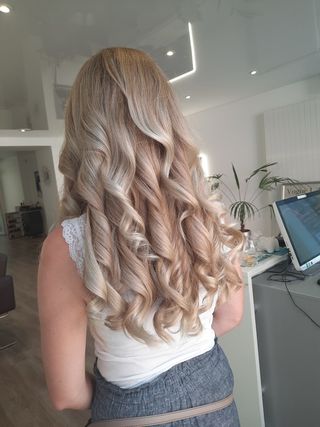Vogue L.A. Coiffure Schönheitsinstitut Blonay Wohnzimmer Blonay Vogue L.A. Coiffure