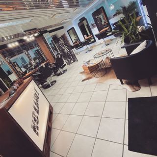 NO LIMIT Coiffure & Esthétique Schönheitsinstitut Vich Wohnzimmer Vich NO LIMIT Coiffure & Esthétique