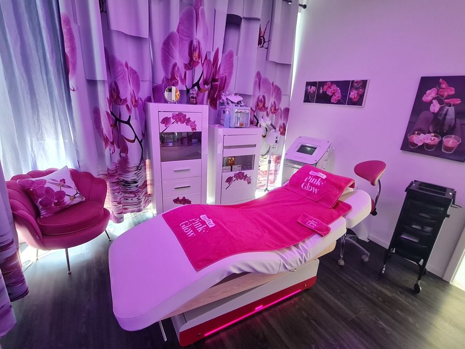 Wohnzimmer Etagnières Institut Pink Glow - Studio Fit & Nutri