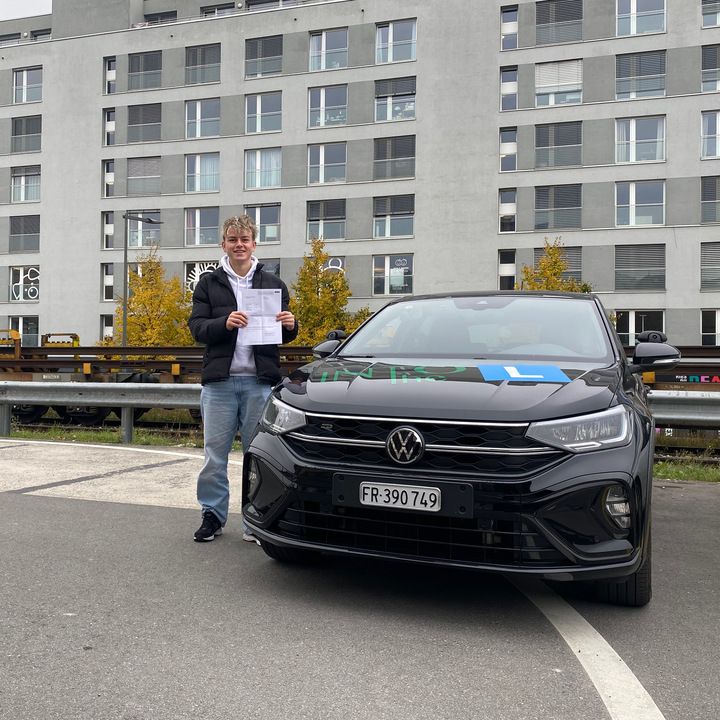 Wohnzimmer Fribourg Into the L Sàrl